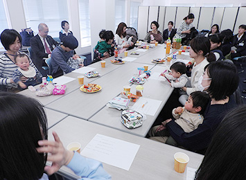 育児休職経験者や保健師を交えた座談会を実施しました