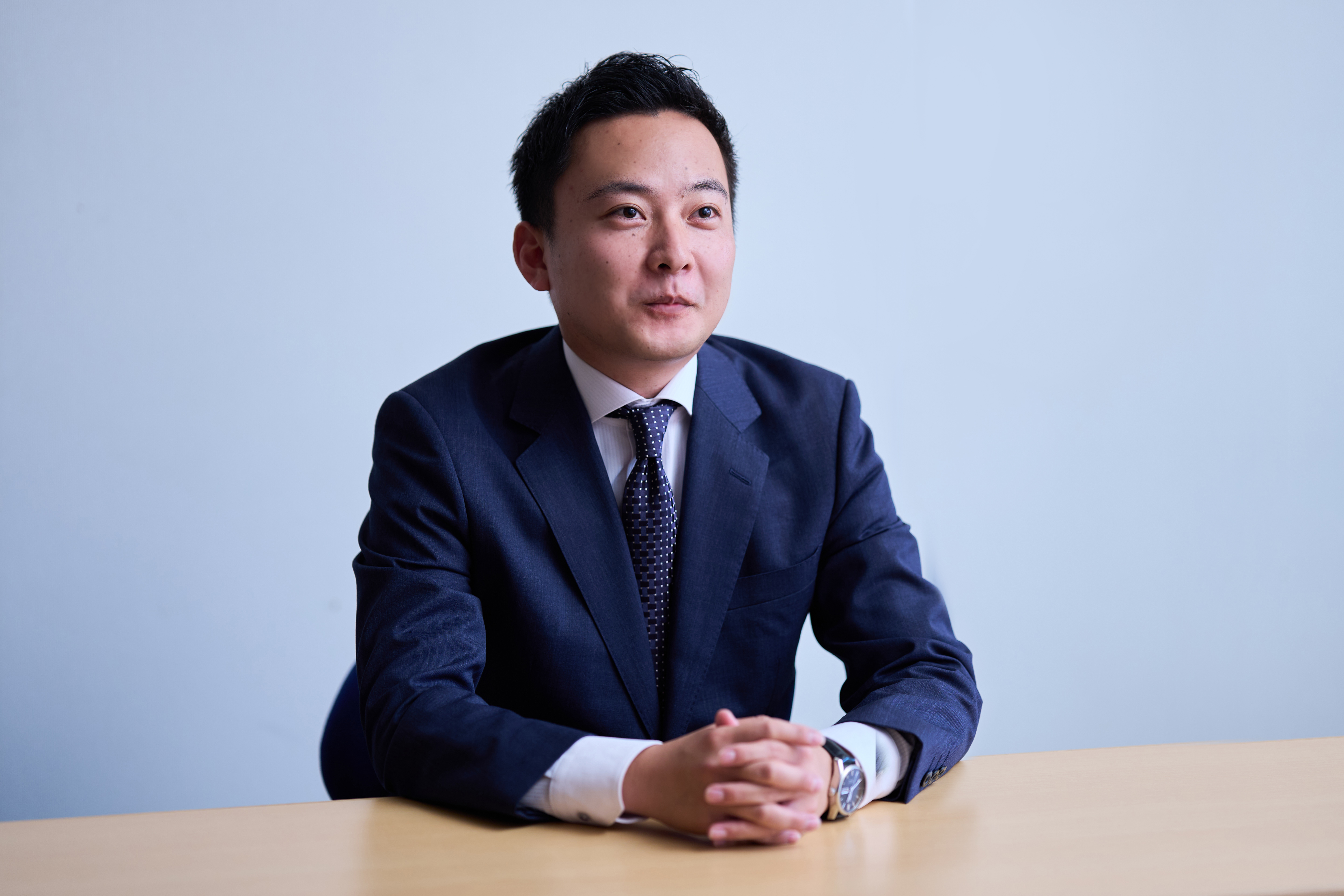 インタビュー中の野本行員