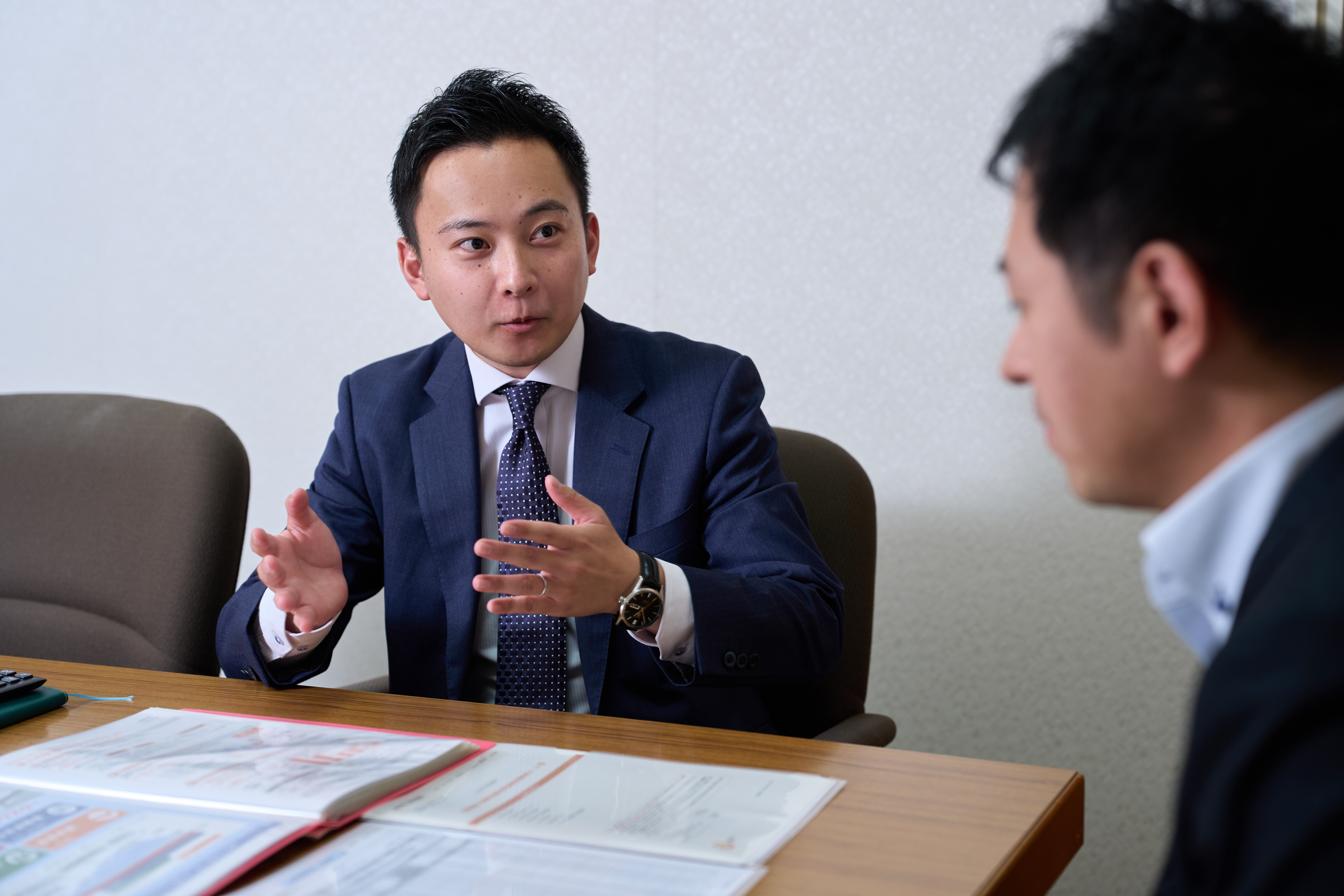 仕事中の野本行員