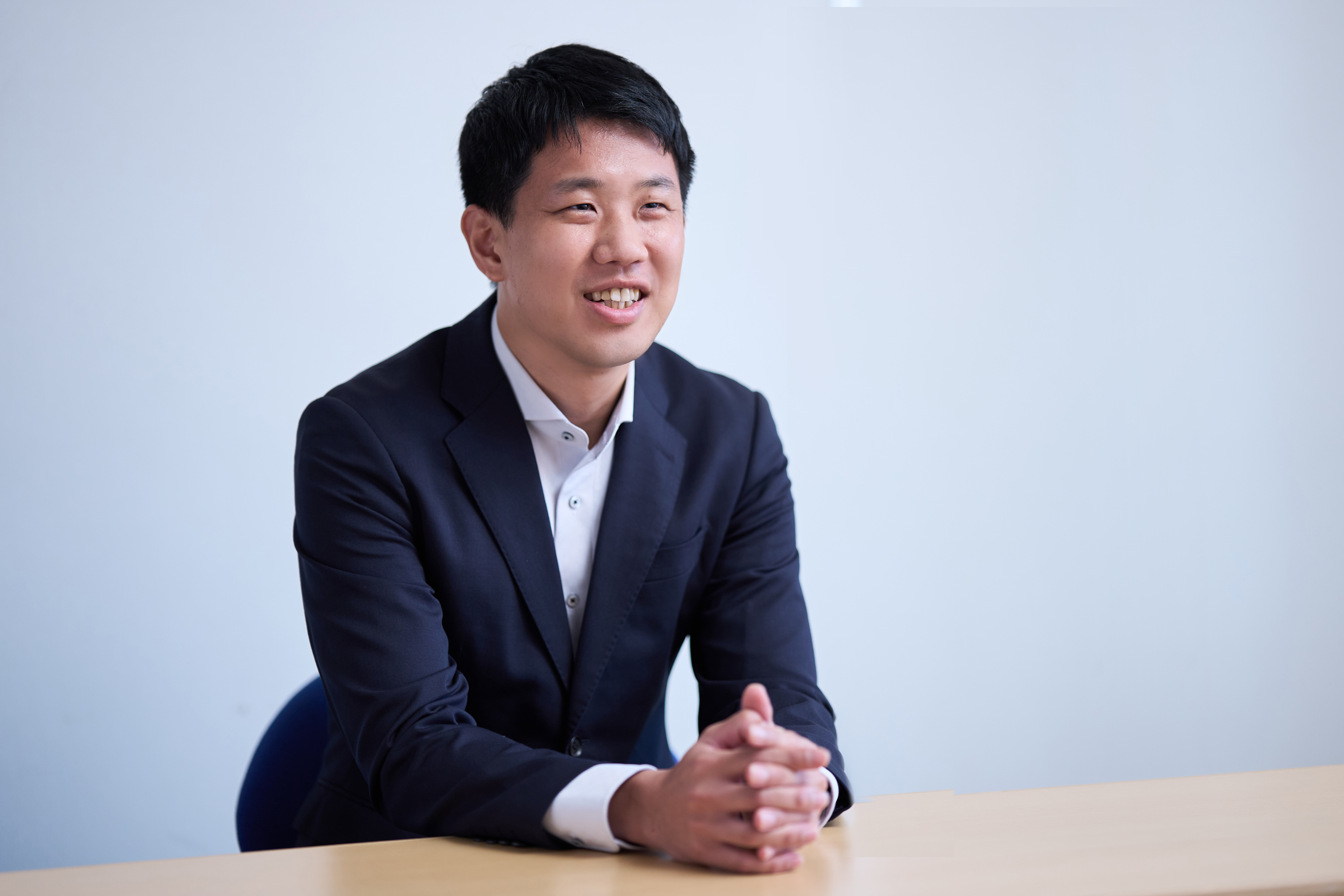 インタビュー中の西村行員