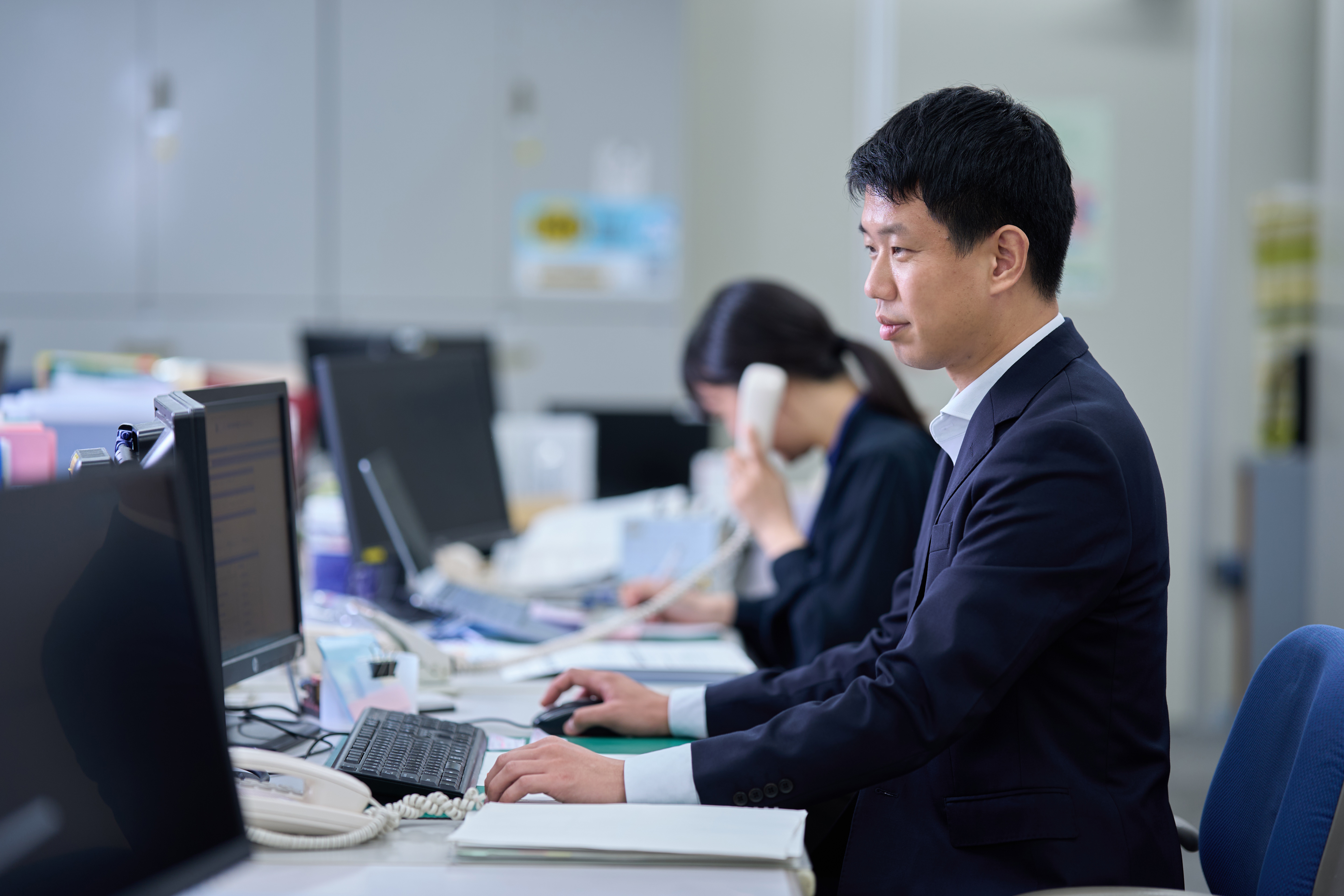 仕事中の西村行員