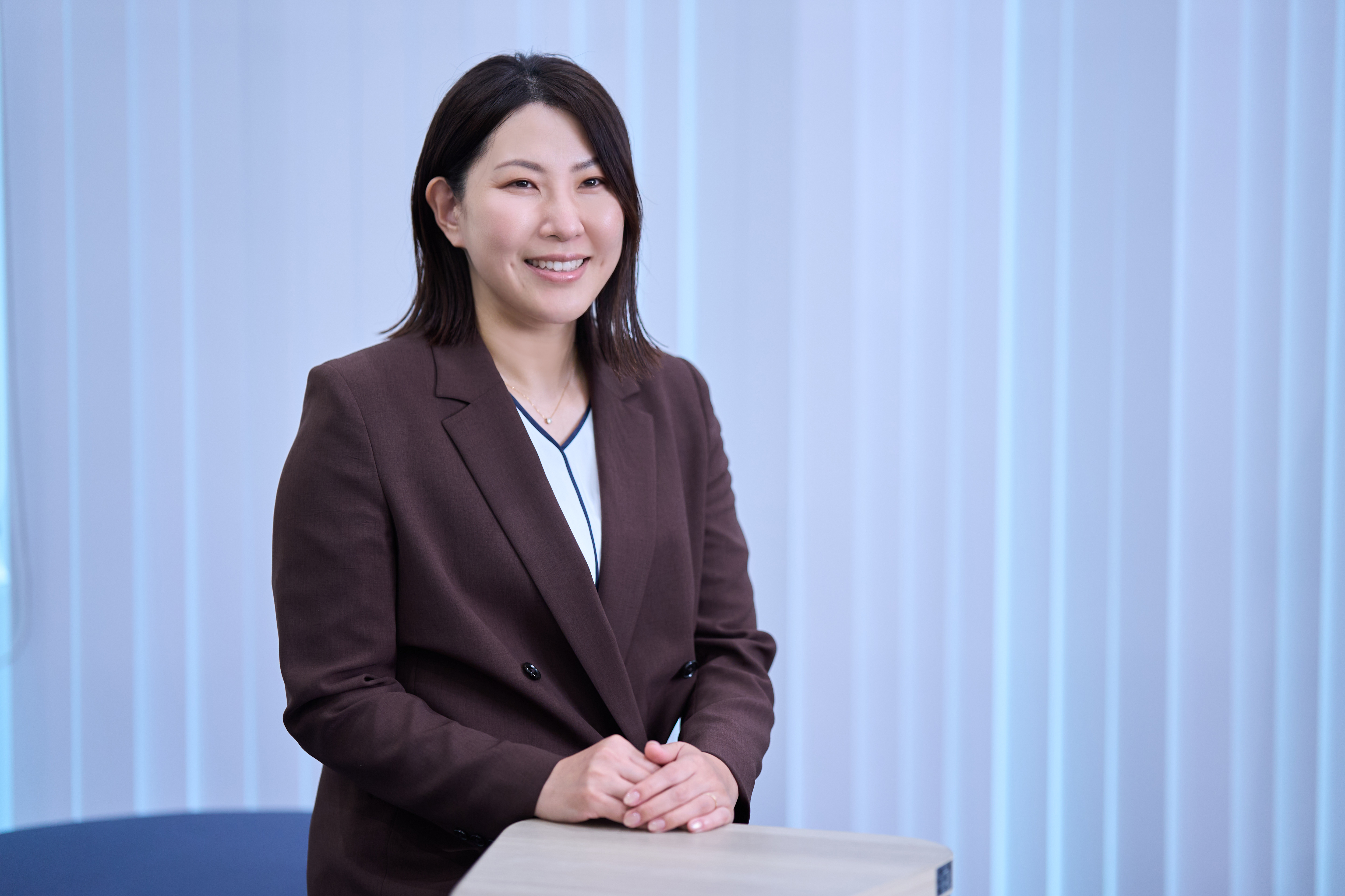 インタビュー中の西村行員