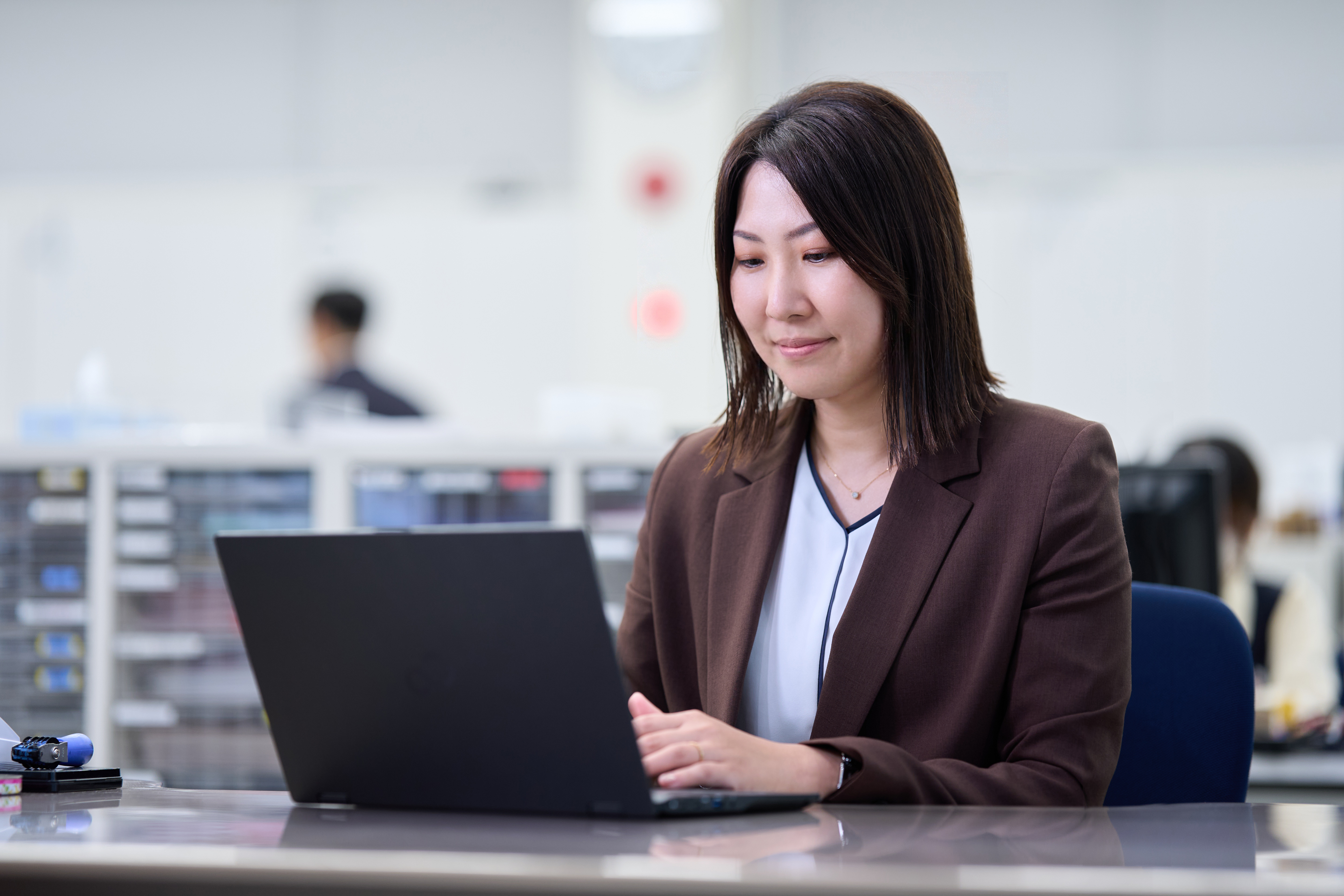 仕事中の西村行員