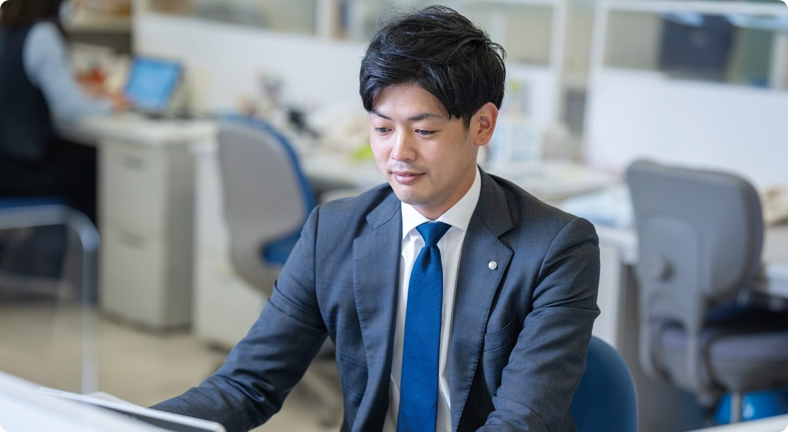 先輩行員インタビュー（小松 行員）