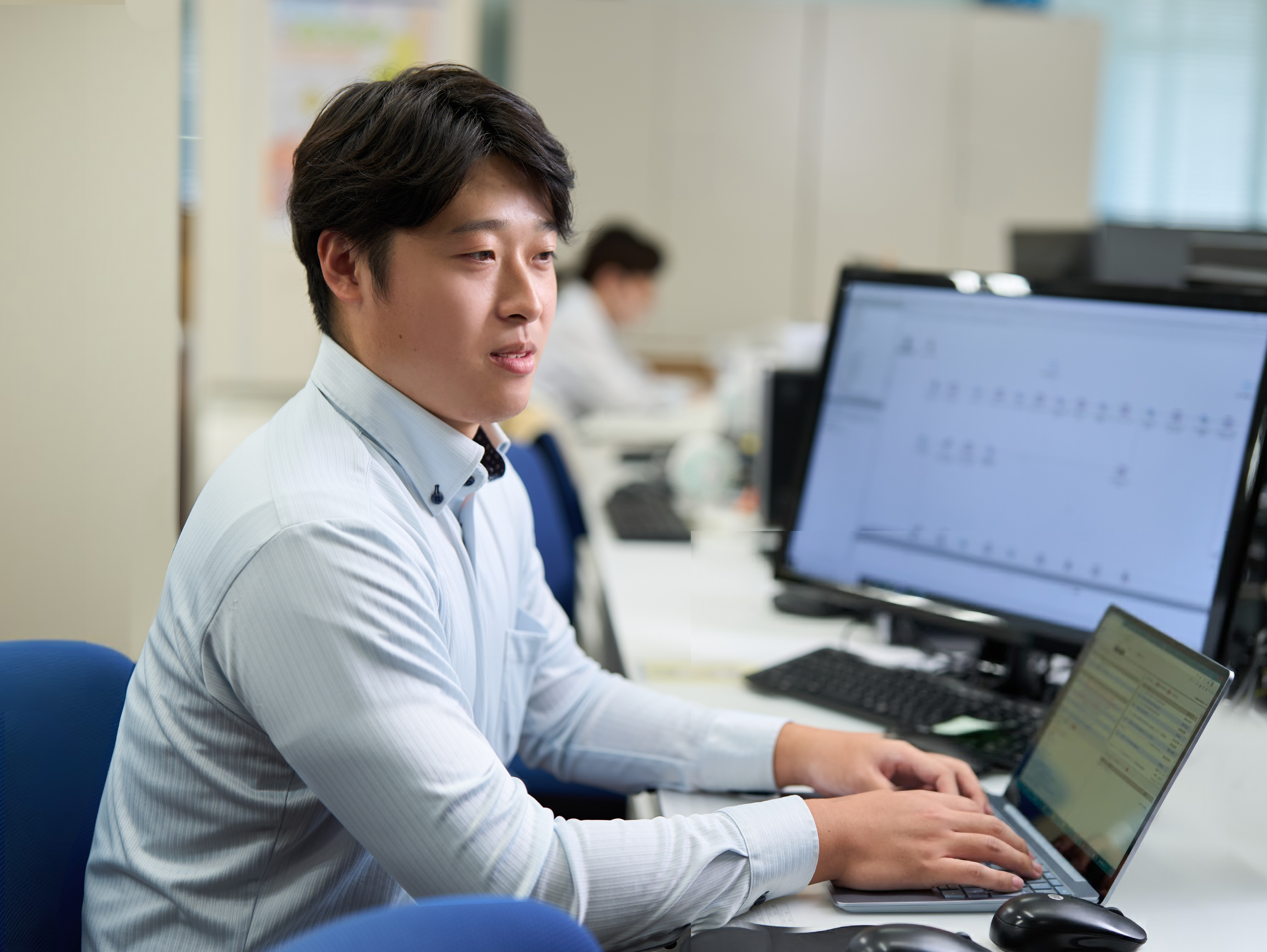 仕事中の三代木行員