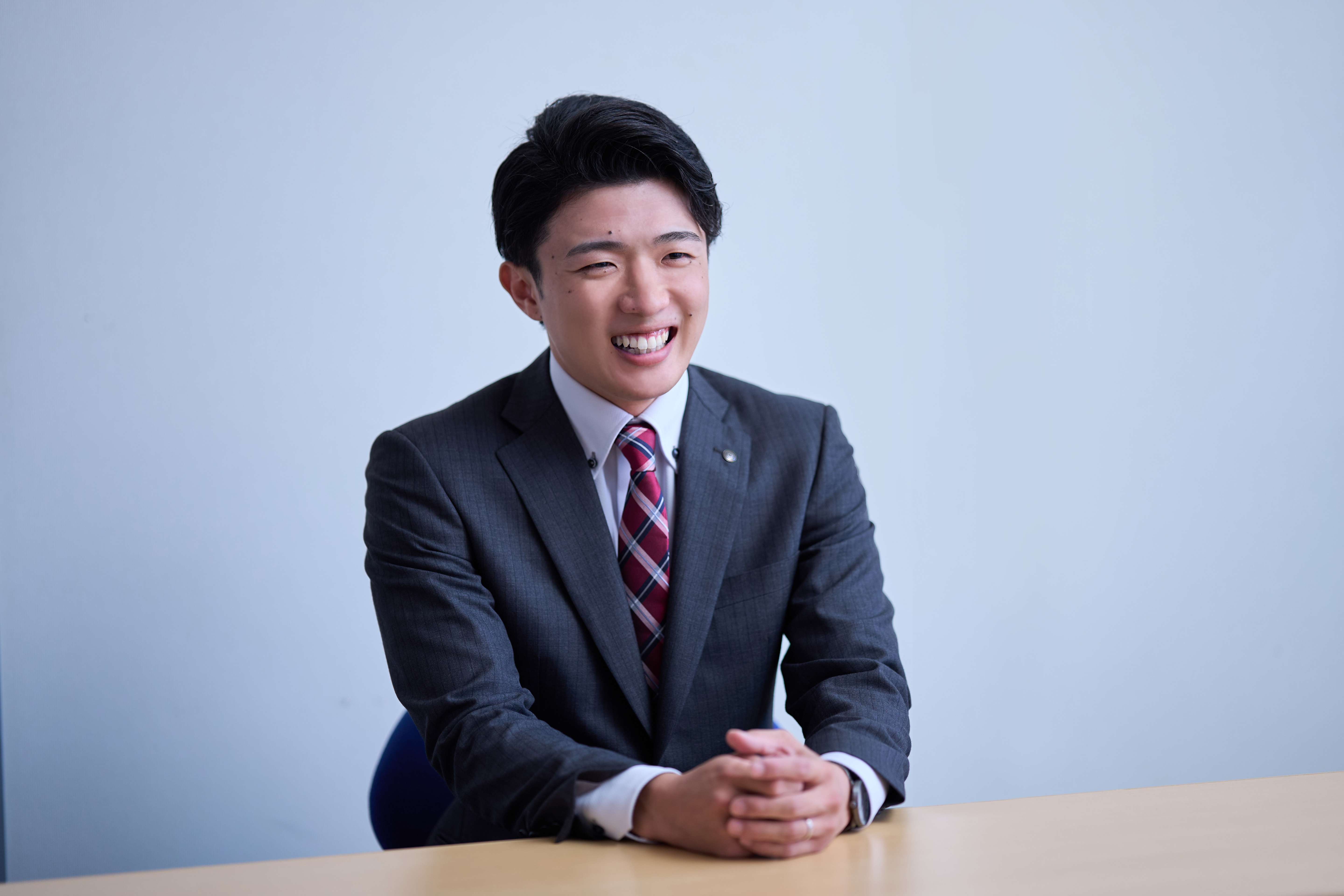 インタビュー中の宮﨑行員