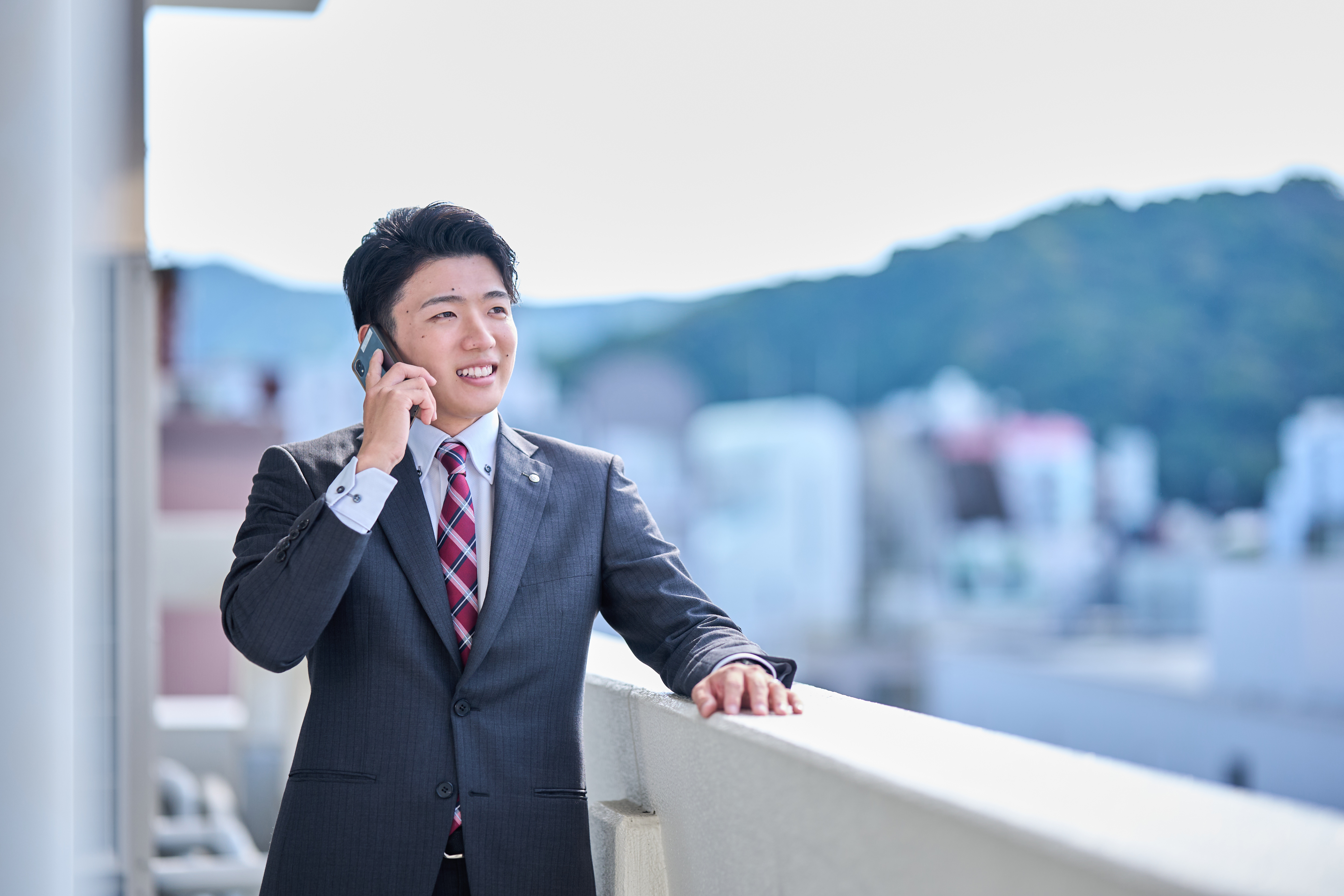 仕事中の宮﨑行員