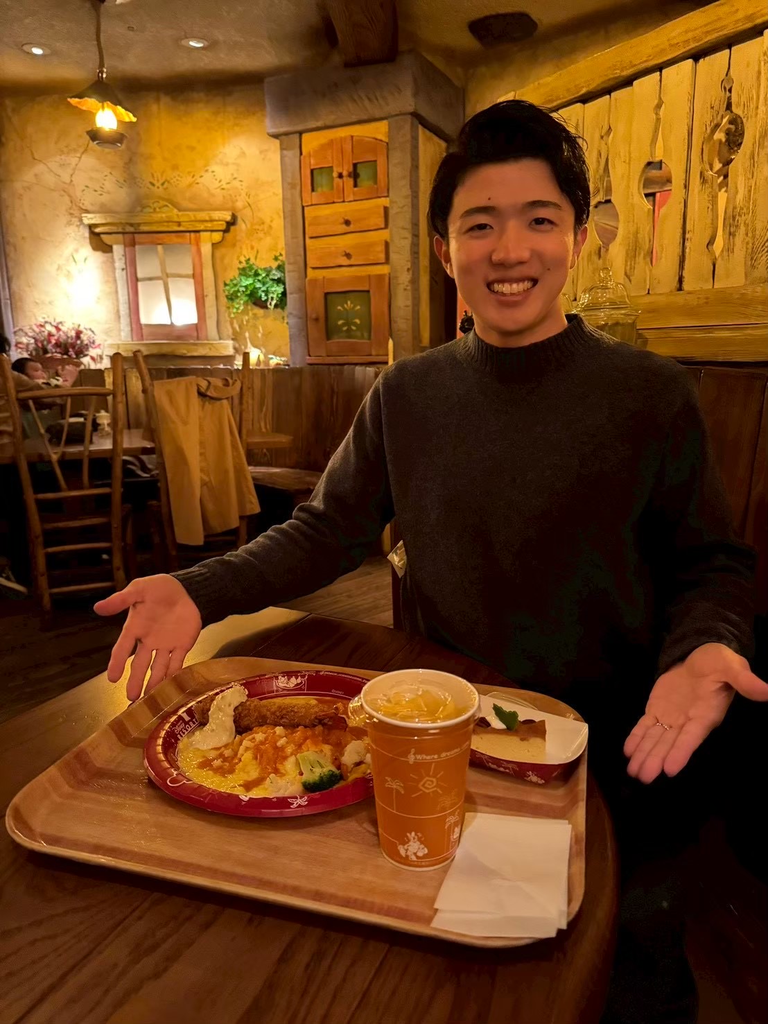 食事をする前の宮﨑行員