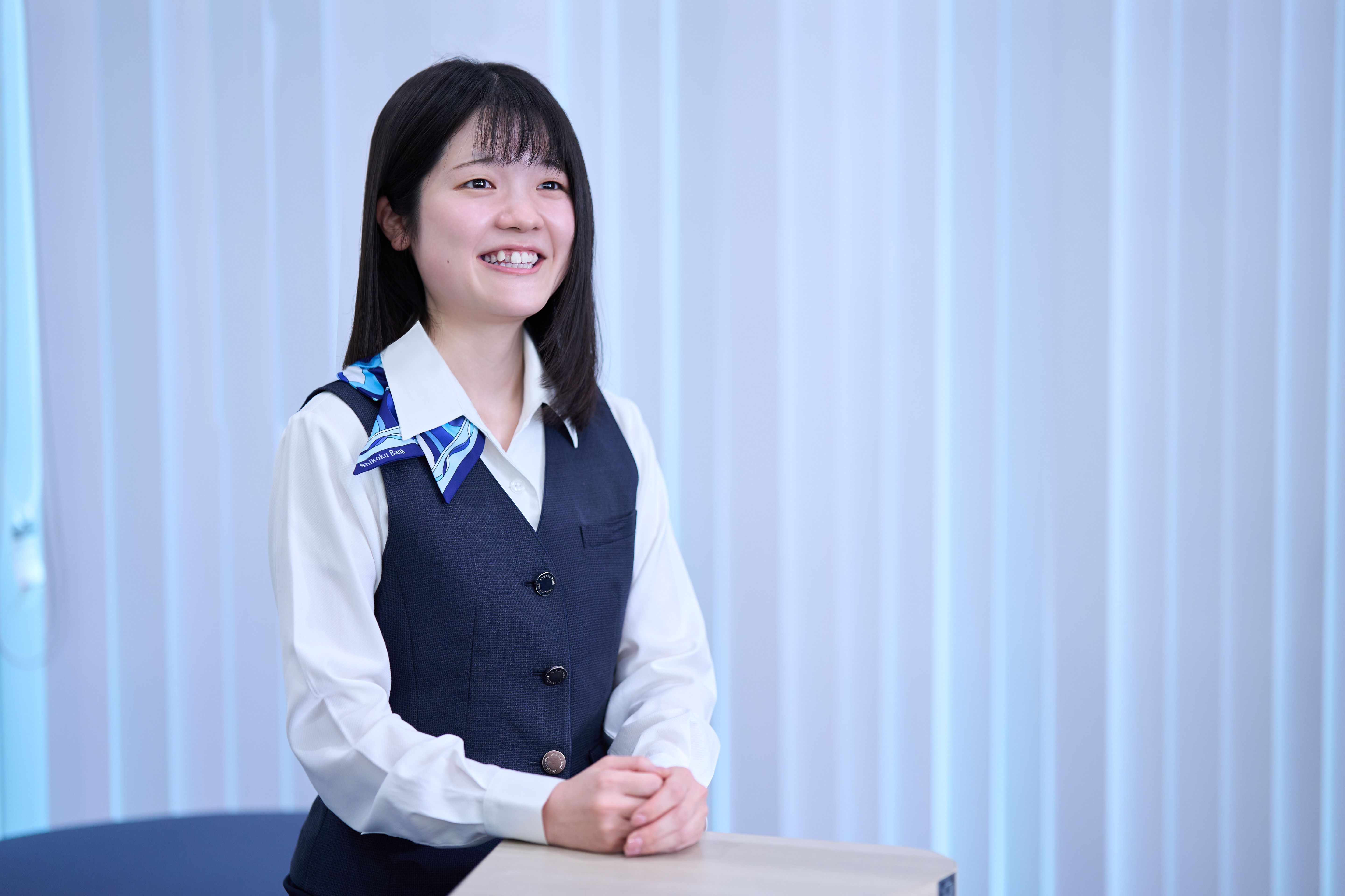 インタビュー中の黒川行員