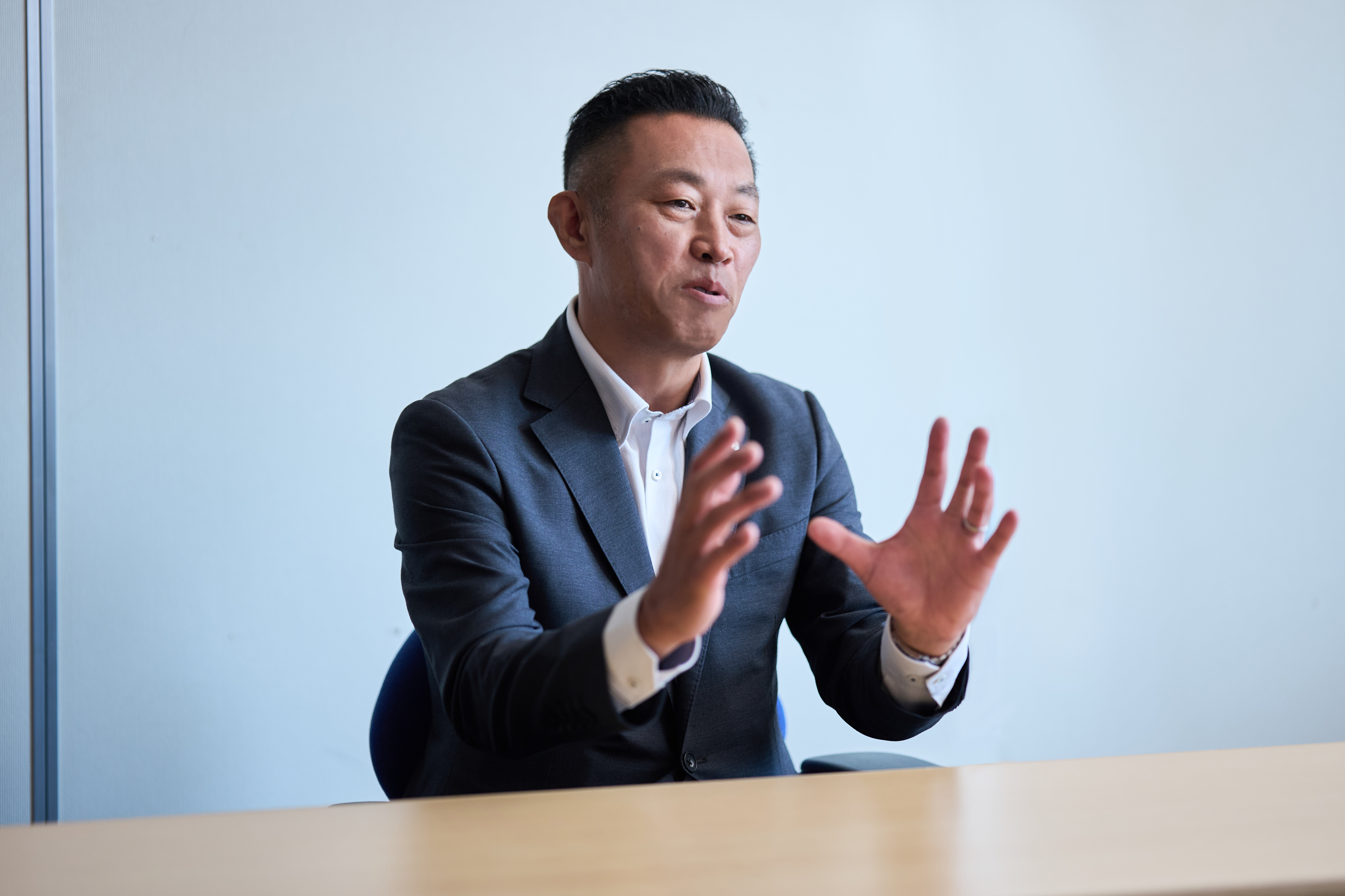 インタビュー中の國方行員