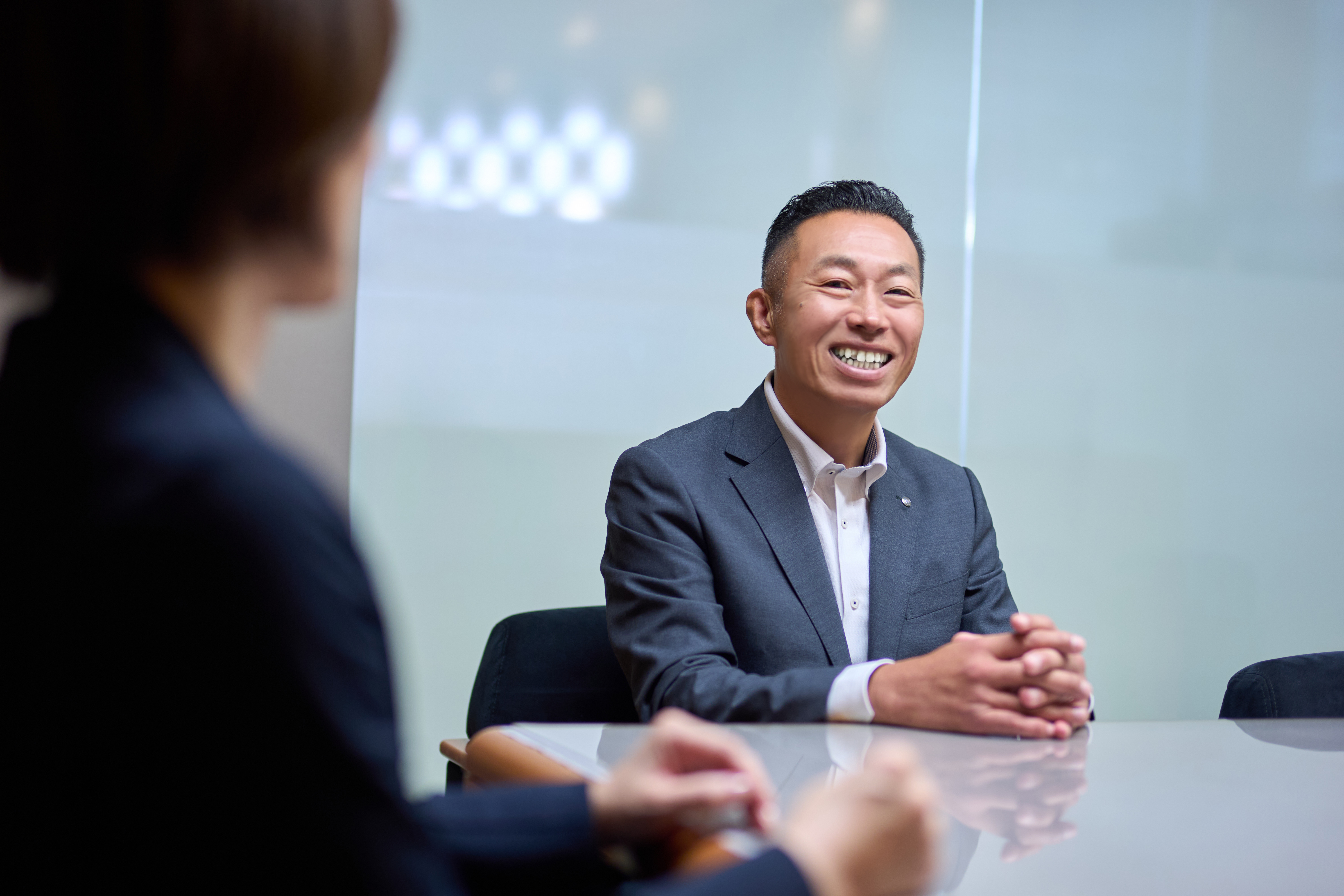 仕事中の國方行員