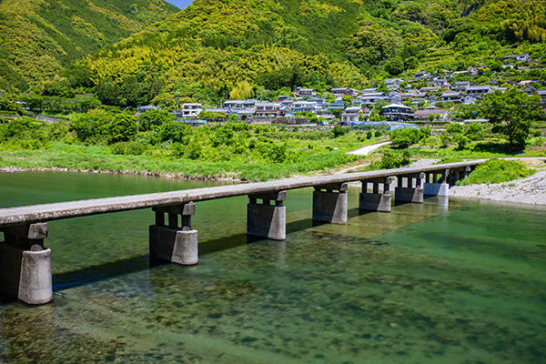 映画の世界と交差する！ロケ地として脚光を浴びる浅尾沈下橋