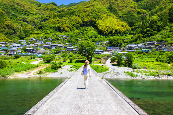 映画の世界と交差する！ロケ地として脚光を浴びる浅尾沈下橋