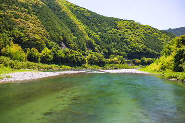 映画の世界と交差する！ロケ地として脚光を浴びる浅尾沈下橋