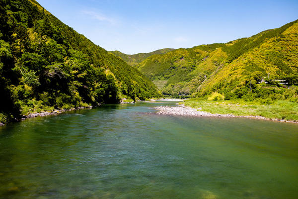 映画の世界と交差する！ロケ地として脚光を浴びる浅尾沈下橋