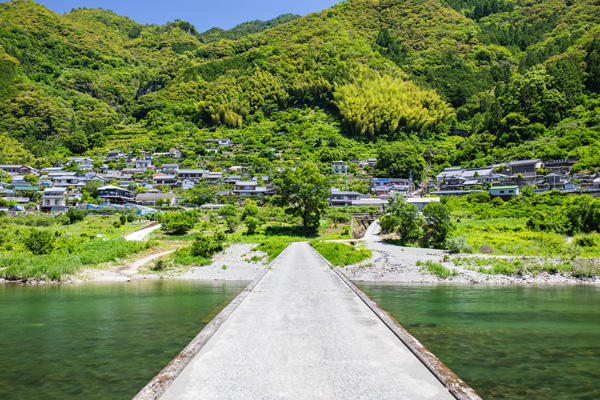 映画の世界と交差する！ロケ地として脚光を浴びる浅尾沈下橋
