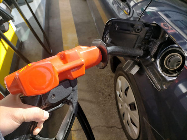 ガソリン税とは？暫定税率廃止で私たちの生活はこう変わる！