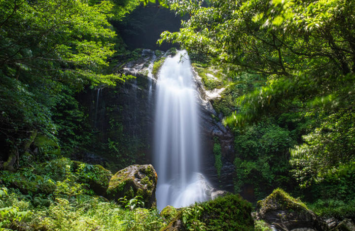 平家の滝（Heikenotaki）｜迫力満点！高知市の鏡川上流にある落差約30ｍの2段瀑