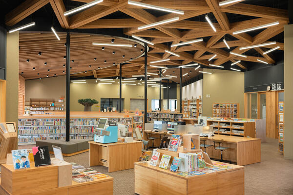 香美市立図書館かみーる|木の温もりと光があふれる、地域に開かれた図書館