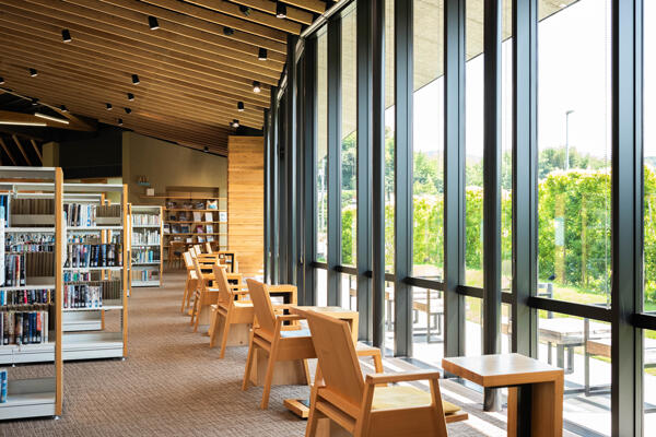 香美市立図書館かみーる|木の温もりと光があふれる、地域に開かれた図書館