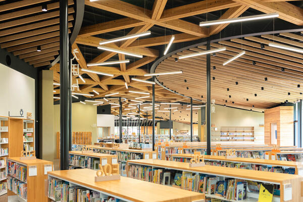 香美市立図書館かみーる|木の温もりと光があふれる、地域に開かれた図書館