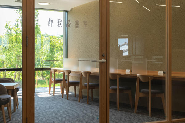 香美市立図書館かみーる|木の温もりと光があふれる、地域に開かれた図書館