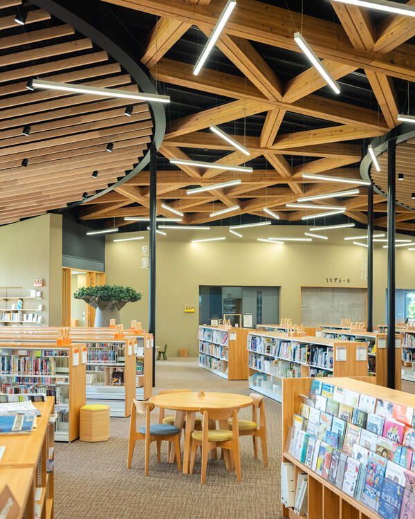 香美市立図書館かみーる|木の温もりと光があふれる、地域に開かれた図書館