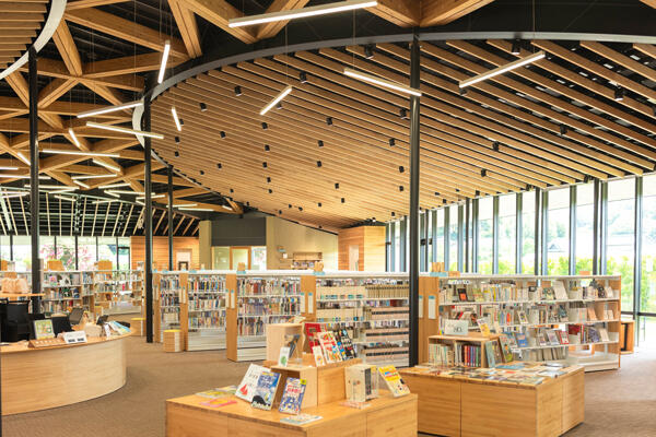 香美市立図書館かみーる|木の温もりと光があふれる、地域に開かれた図書館