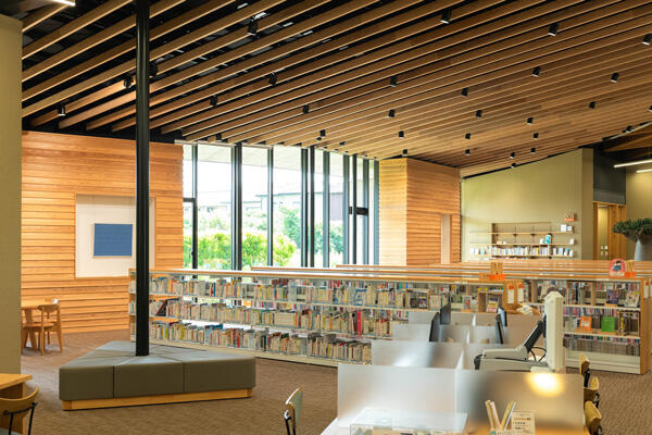 香美市立図書館かみーる|木の温もりと光があふれる、地域に開かれた図書館