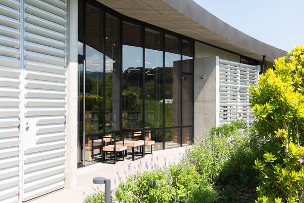 香美市立図書館かみーる|木の温もりと光があふれる、地域に開かれた図書館