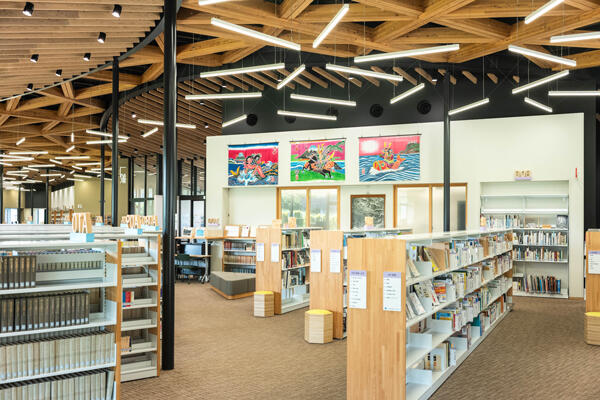 香美市立図書館かみーる|木の温もりと光があふれる、地域に開かれた図書館