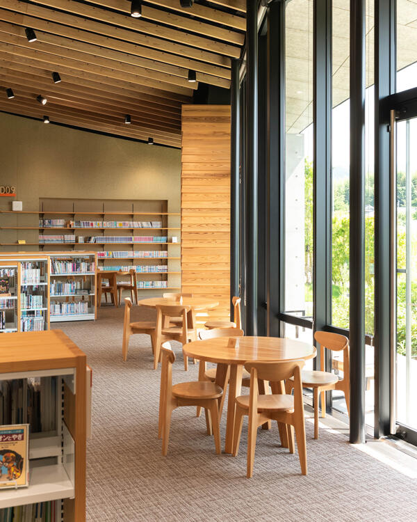香美市立図書館かみーる|木の温もりと光があふれる、地域に開かれた図書館
