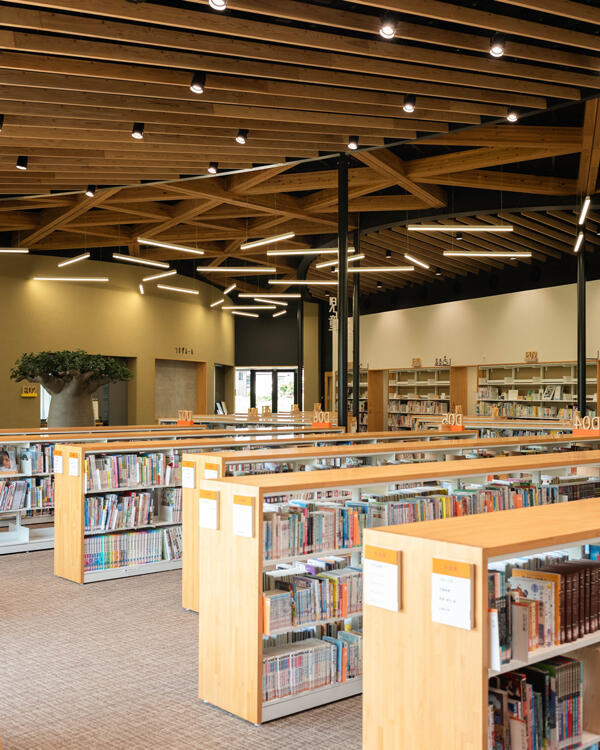 香美市立図書館かみーる|木の温もりと光があふれる、地域に開かれた図書館