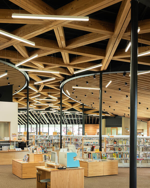 香美市立図書館かみーる|木の温もりと光があふれる、地域に開かれた図書館