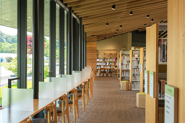 香美市立図書館かみーる|木の温もりと光があふれる、地域に開かれた図書館