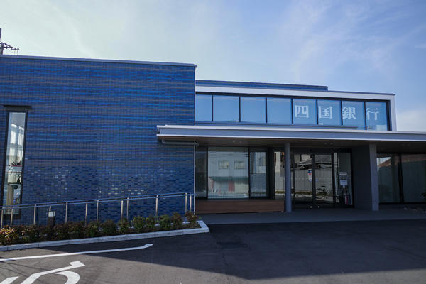 小学生が銀行員に！子どもたちが高知の仕事にチャレンジする「ものべおしごと体験博」
