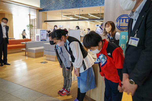 小学生が銀行員に！子どもたちが高知の仕事にチャレンジする「ものべおしごと体験博」