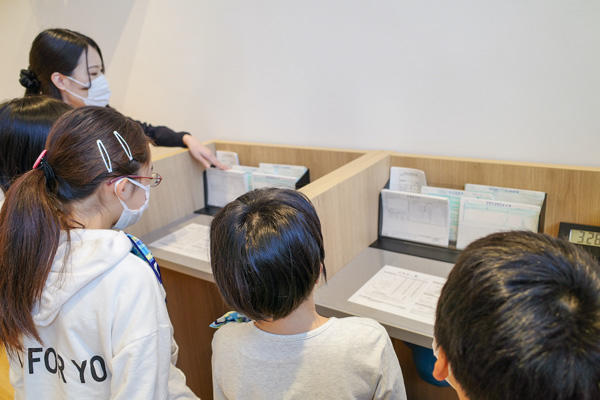 小学生が銀行員に！子どもたちが高知の仕事にチャレンジする「ものべおしごと体験博」