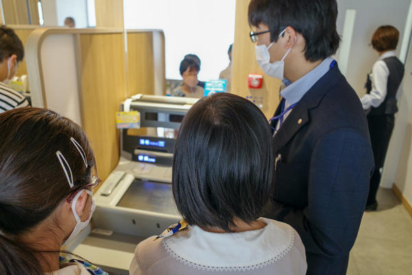 小学生が銀行員に！子どもたちが高知の仕事にチャレンジする「ものべおしごと体験博」