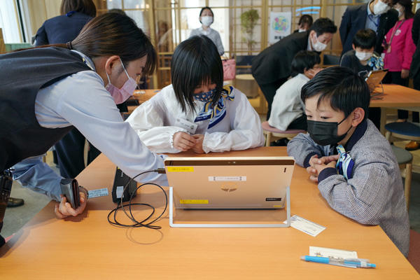 小学生が銀行員に！子どもたちが高知の仕事にチャレンジする「ものべおしごと体験博」