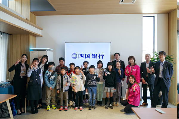 小学生が銀行員に！子どもたちが高知の仕事にチャレンジする「ものべおしごと体験博」