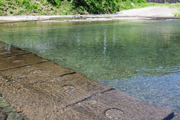 蜷川河川プール｜知る人ぞ知る清流の遊び場！川の水が流れ込む天然プール