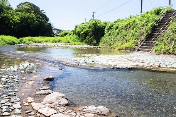 蜷川河川プール｜知る人ぞ知る清流の遊び場！川の水が流れ込む天然プール