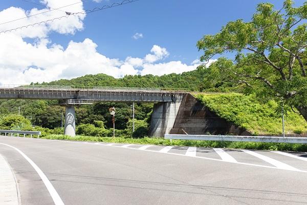 蜷川河川プール｜知る人ぞ知る清流の遊び場！川の水が流れ込む天然プール