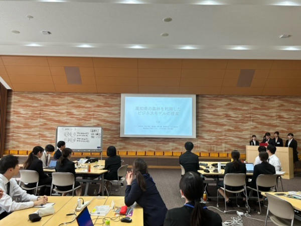 四国銀行に就職したら山で研修するらしい！？新入行員が山から学ぶ大切なこととは