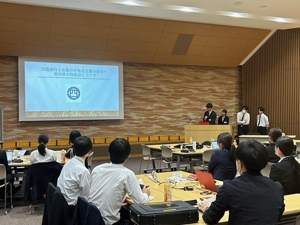 四国銀行に就職したら山で研修するらしい！？新入行員が山から学ぶ大切なこととは