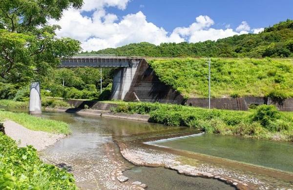蜷川河川プール｜知る人ぞ知る清流の遊び場！川の水が流れ込む天然プール