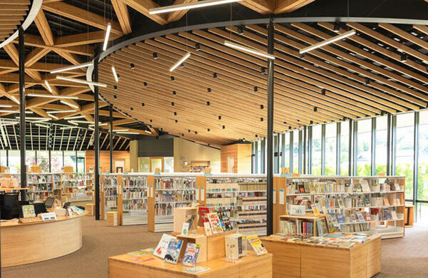 香美市立図書館かみーる｜木の温もりと光があふれる、地域に開かれた図書館