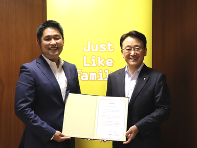 山元頭取による調印式の様子